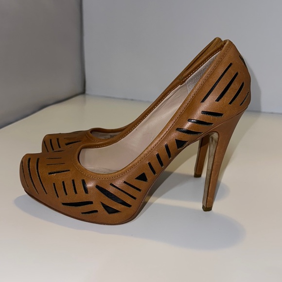 BCBG Prague Brown Leather Platform Size 9B/39 Tan Stilettò Pumps Shoes - Picture 3 of 9